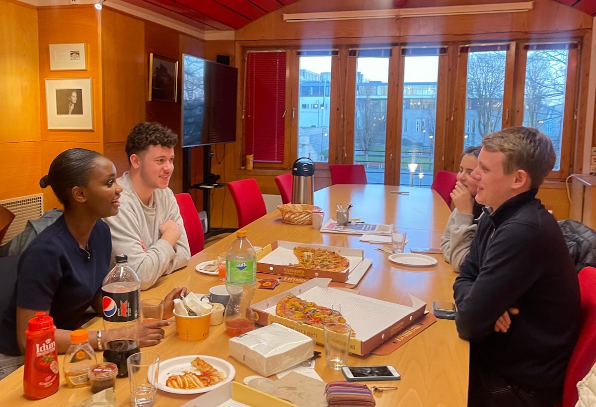 Møte i programutvalget, fra høyre Grace, Albert, Rosalind og Åsmund.